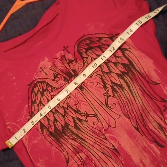 💙🌺Red Graphic Tee with Wing Design - Picture 7 of 9